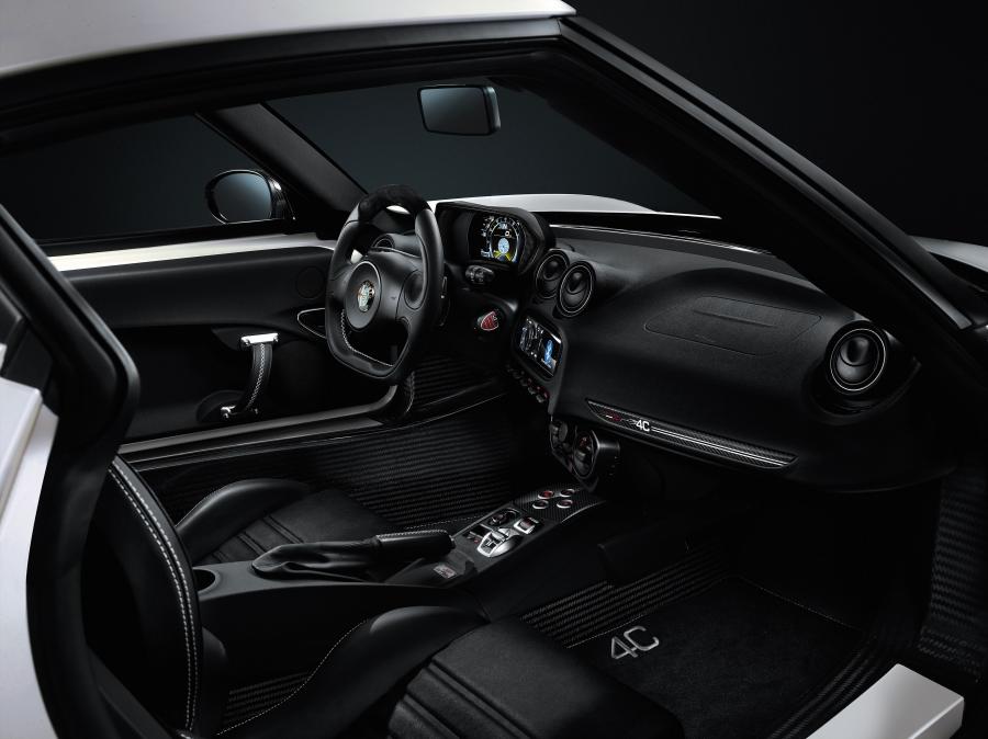 Интерьер Alfa Romeo 4C Launch Edition (960) 2013 года  (WW) (фото 9 из 19)